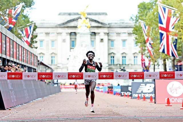 Joyciline Jepkosgei fra Kenya løper i mål foran Buckingham Palace som vinner av kvinnenes London Marathon. (Foto: Mark Shearman)