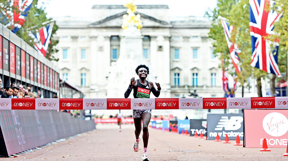 Joyciline Jepkosgei fra Kenya løper i mål foran Buckingham Palace som vinner av kvinnenes London Marathon. (Foto: Mark Shearman)