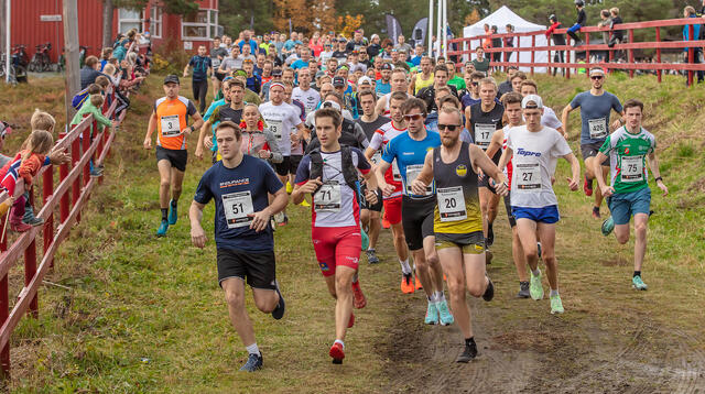 Starten går for Trondheim Skogsmaraton 2021. God stemning i en tøff men flott løype! (Foto: Kjell Thore Leinhardt) Starten går for Trondheim Skogsmaraton 2021. God stemning i en tøff men flott løype! (Foto: Kjell Thore Leinhardt)