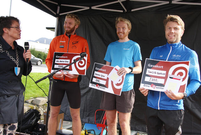 Rause premiesjekker: f.v.: nr. 3 Nils Hektor Bua, nr. 2 Johannes Heien og vinneren Tom Erik Karlsen. (Foto: Gisle Sellevold)