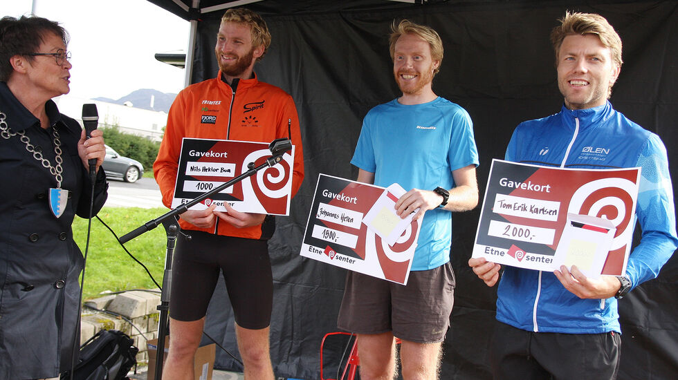 Rause premiesjekker: f.v.: nr. 3 Nils Hektor Bua, nr. 2 Johannes Heien og vinneren Tom Erik Karlsen. (Foto: Gisle Sellevold) 