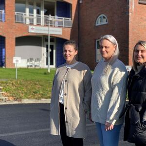 Bilde av vaksinegruppa i Melhus kommune foran det nye vaksinelokalet i Søreggen 2. Fra venstre sykepleier Ida Bakke, sykepleier Astrid Gauslaa Wehn og kommunefarmasøyt og vaksinekoordinator Marianne Thoresen.