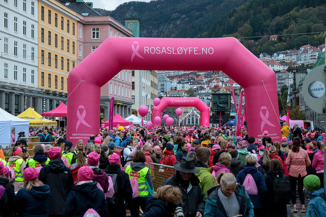 Torgalmenningen var fullpakket av rosakledde løpere før start. (Alle foto: Arne Dag Myking)