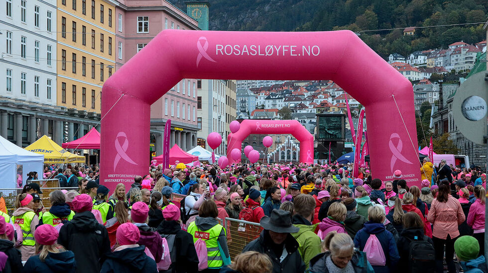 Torgalmenningen var fullpakket av rosakledde løpere før start. (Alle foto: Arne Dag Myking)