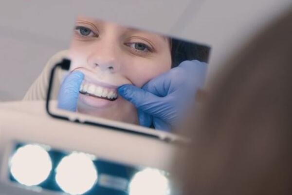 Å bruke speil under tannbehandling