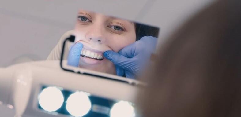 Skjermdump fra filmen: Å bruke speil under tannbehandling