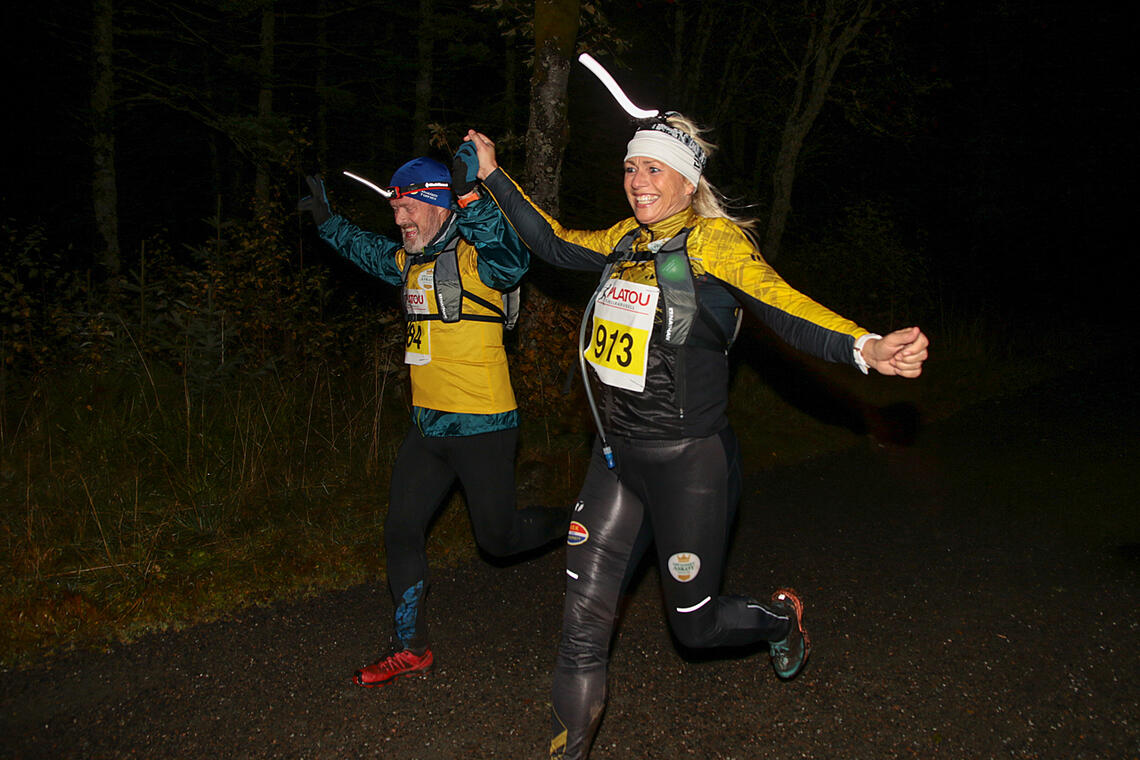 Bengt Eliassen og Lisbeth Fauskanger løper begeistret i mål etter å ha løpt over Blåmanen i mørket. (Alle foto: Arne Dag Myking)