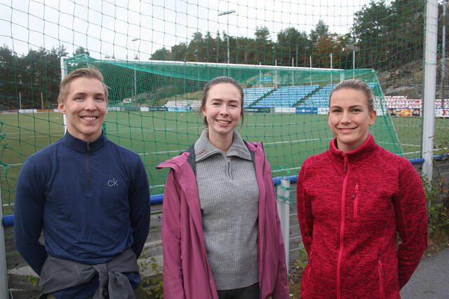 Trio som liker seg godt med karusell på Flekkerøya: Haakon Folserås (24), Ingrid Butveit (24) og Mariell Vegusdal (30)
