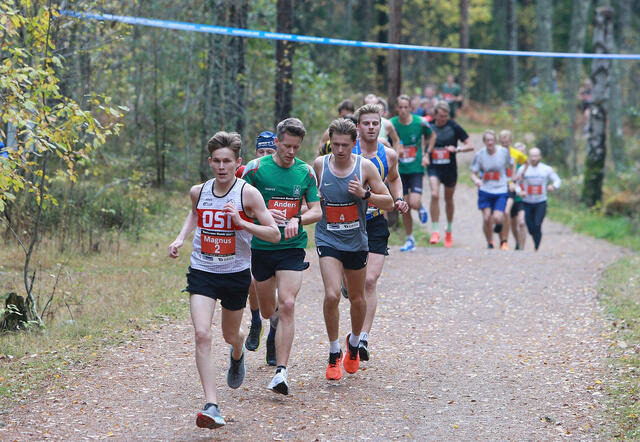 Magnus Warvik (2) i tet etter 1 kilometer. Han ledet an til 8 kilometer, og måtte gi tapt for Anders Gløersen (1) og Haakon Engelsen Berg i de tøffe bakkene opp mot 8,7 km.. (Foto: Kjell Vigestad)