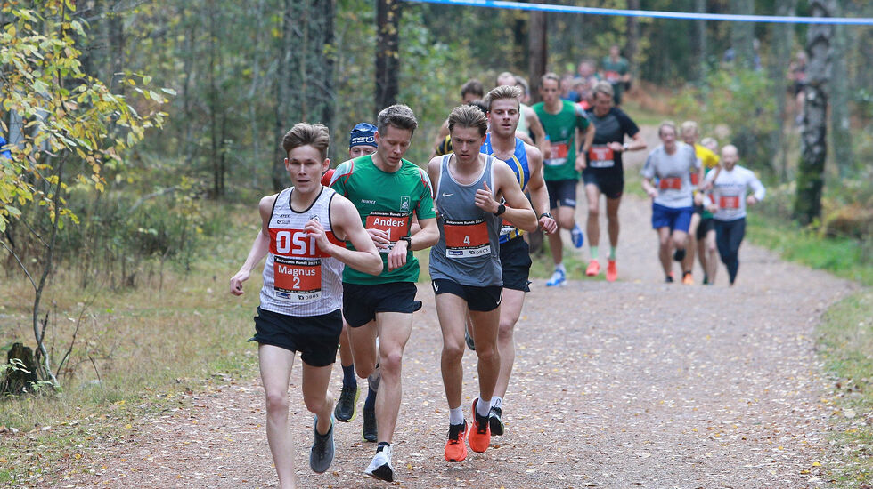 Magnus Warvik (2) i tet etter 1 kilometer. Han ledet an til 8 kilometer, og måtte gi tapt for Anders Gløersen (1) og Haakon Engelsen Berg i de tøffe bakkene opp mot 8,7 km.. (Foto: Kjell Vigestad)