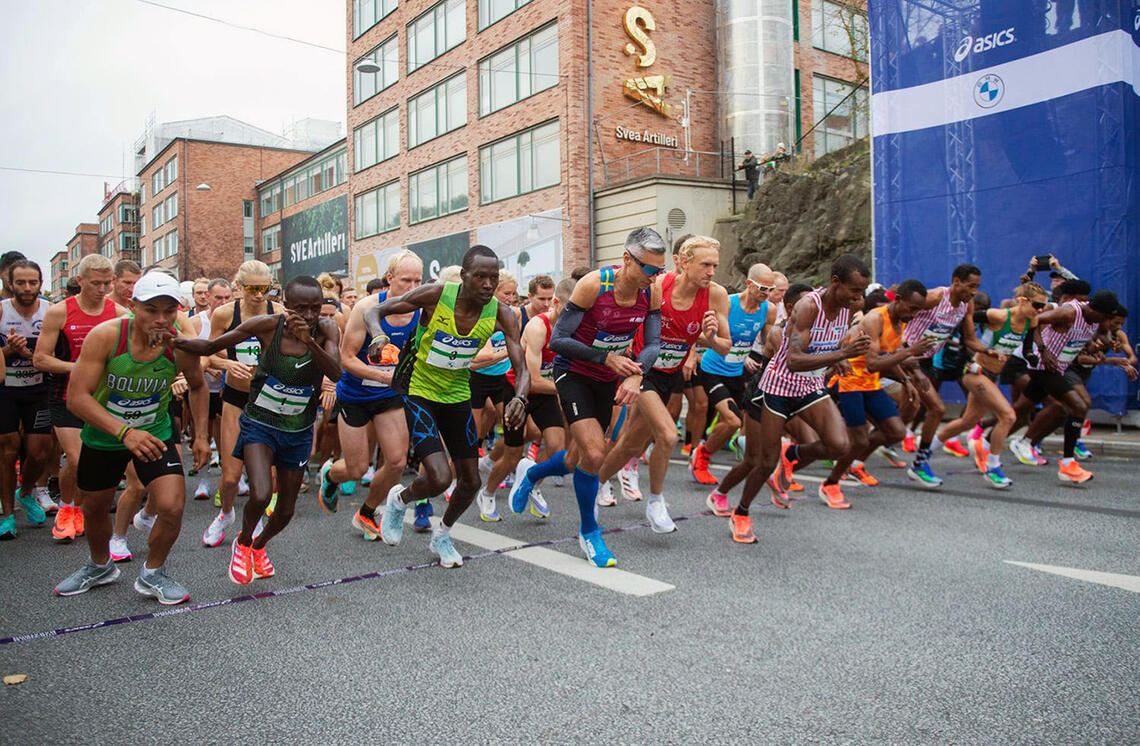 Starten går for Stockholm Marathon 2021. (Foto: ASICS Stockholm Marathon)