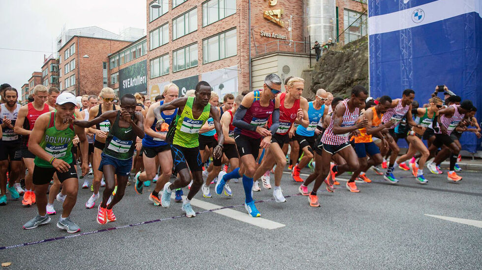 Starten går for Stockholm Marathon 2021. (Foto: ASICS Stockholm Marathon)