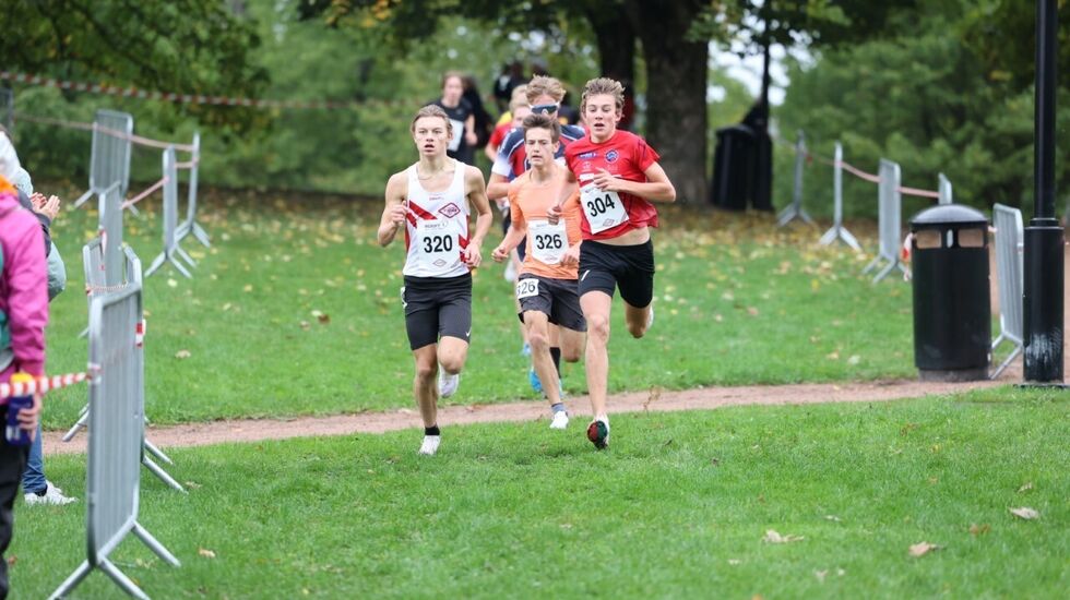 Tetgruppen med vinneren Kristian Bråthen Skari (326) i midten. Nikolai Solum fra Vidar (320) måtte dessverre bryte. Filip Skari (304) ble nummer 3 totalt. (Foto: Samuel Hafsahl)