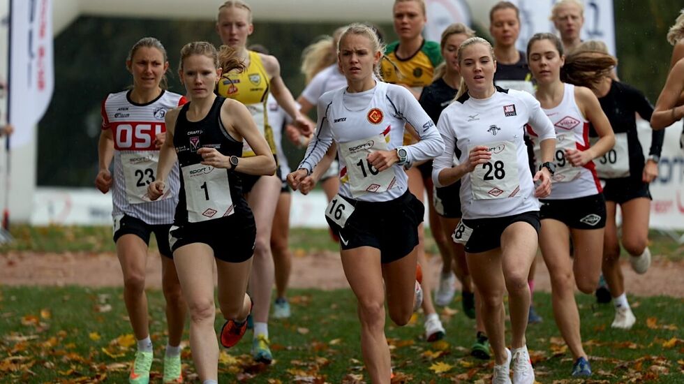 Starten. Mathilde Theisen fra OSI til venstre (23). Karoline Kyte fra Førde IL (1) tok drajobben nesten hele veien. Videre ser vi Ine Bakken fra Gular (16) og Kristine Eikrem Engeset fra Tjalve (28) (Foto: Samuel Hafsahl)