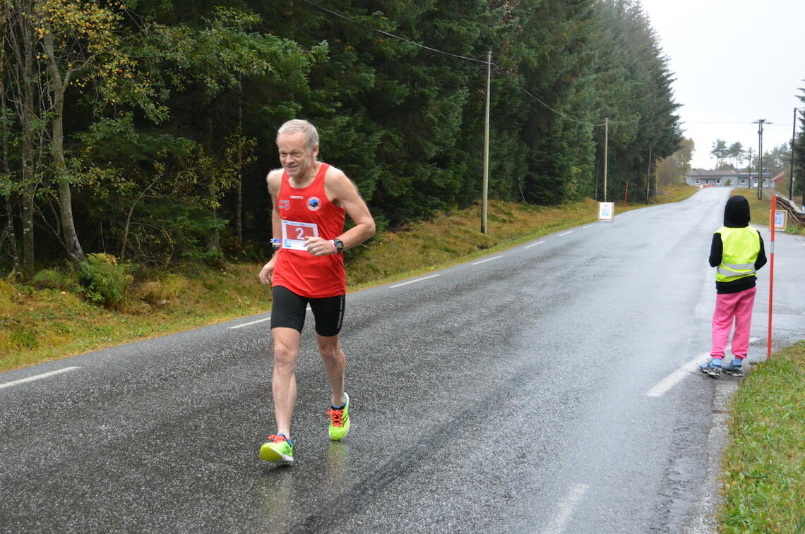 Inge Asbjørn Haugen fra Hornindal IL løp på årsbeste og kunne notere seg for sin maraton nummer 622. (Foto: Romsdal 5/10/halv)