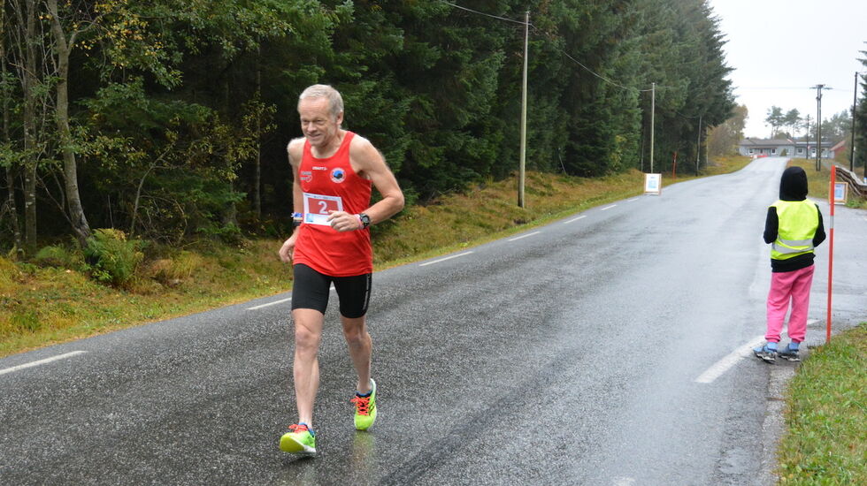 Inge Asbjørn Haugen fra Hornindal IL løp på årsbeste og kunne notere seg for sin maraton nummer 622. (Foto: Romsdal 5/10/halv)