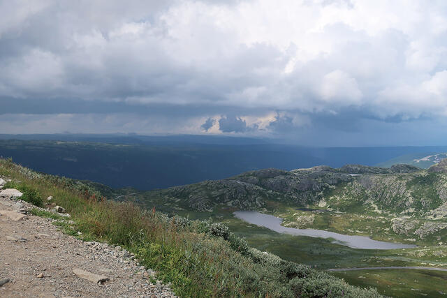 Å komme seg ned fra fjellet kan bli vel så spennende som turen opp. (Foto: Cristina Pulido Ulvang)