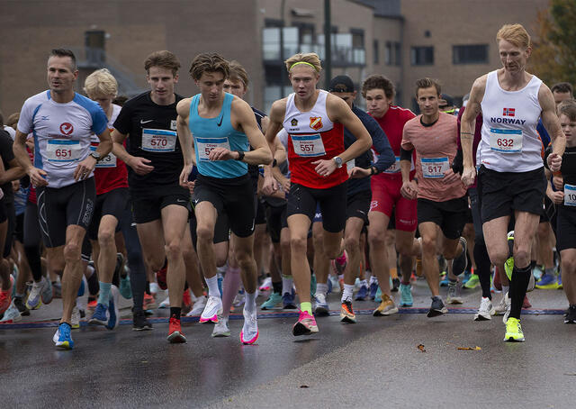 Start på årets utgave av Re-mila, 5 og 10 km. I midten ser vi Oliver Vedvik (i singlet litt til venstre i bildet) som vant 5 km. På 2. plass kom Andreas Helerstad (557 - i bildet rett til høyre for Vedvik). (Alle foto: Arvid Klokk) Start på årets utgave av Re-mila, 5 og 10 km. I midten ser vi Oliver Vedvik (i singlet litt til venstre i bildet) som vant 5 km. På 2. plass kom Andreas Helerstad (557 - i bildet rett til høyre for Vedvik). (Alle foto: Arvid Klokk)