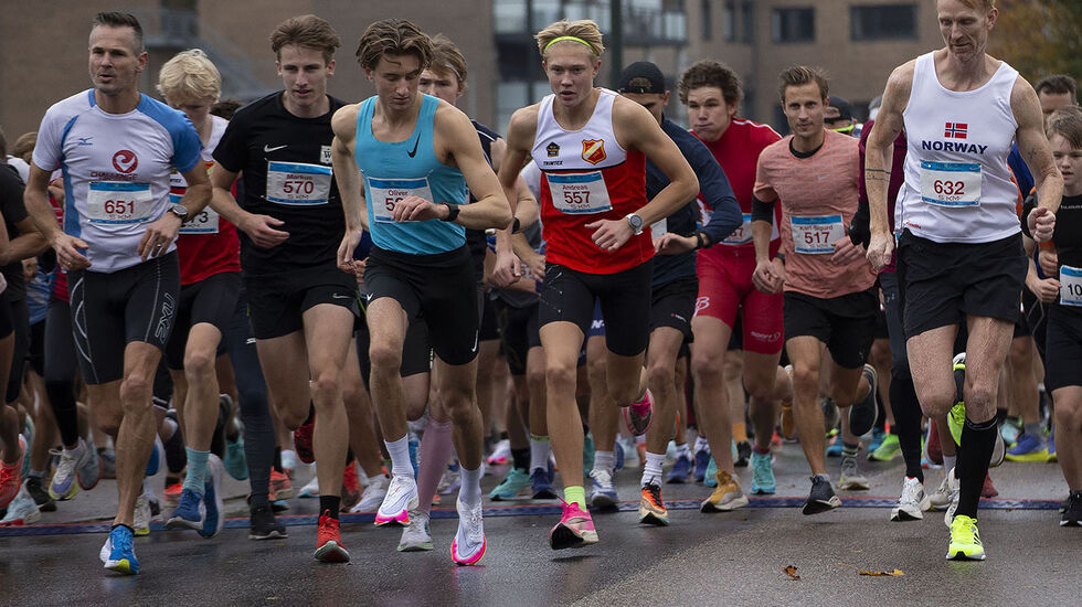 Start på årets utgave av Re-mila, 5 og 10 km. I midten ser vi Oliver Vedvik (i singlet litt til venstre i bildet) som vant 5 km. På 2. plass kom Andreas Helerstad (557 - i bildet rett til høyre for Vedvik). (Alle foto: Arvid Klokk)