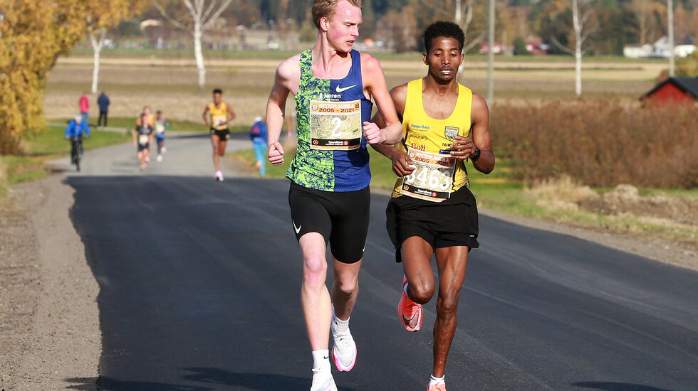 Vinneren Narve Gilje Nordås og toeren Isaac Tesfamichael etter 7 km i motvinden langs Seljeveien. (Foto: Kjell Vigestad) 