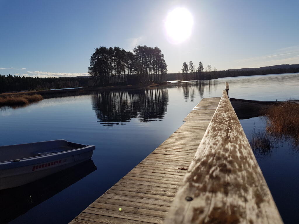 Gjetholmsjøen badet i sol.