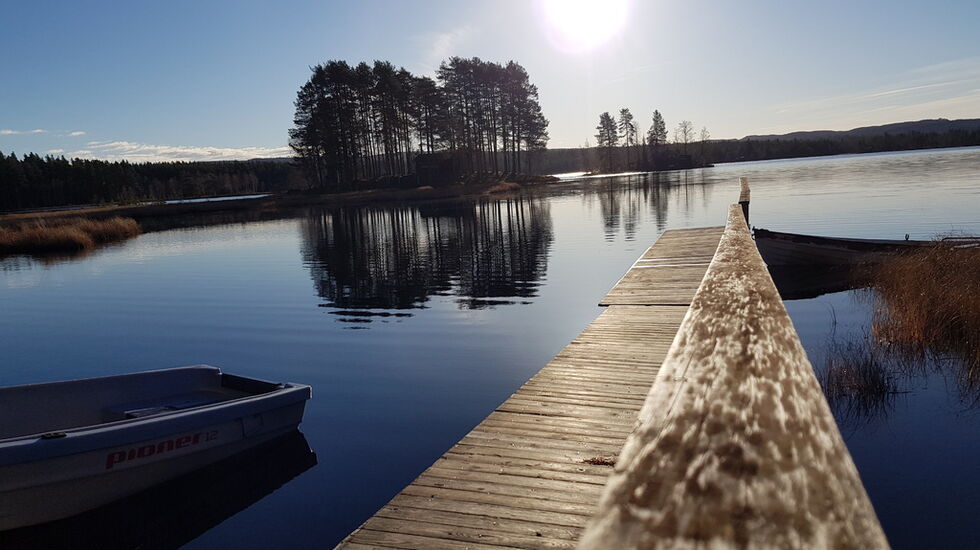 Gjetholmsjøen badet i sol.