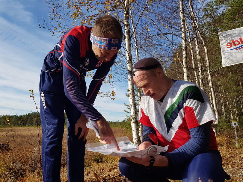 Svein Nylund og Jan Ola Pedersen diskuterer kart, l¢ype og terreng