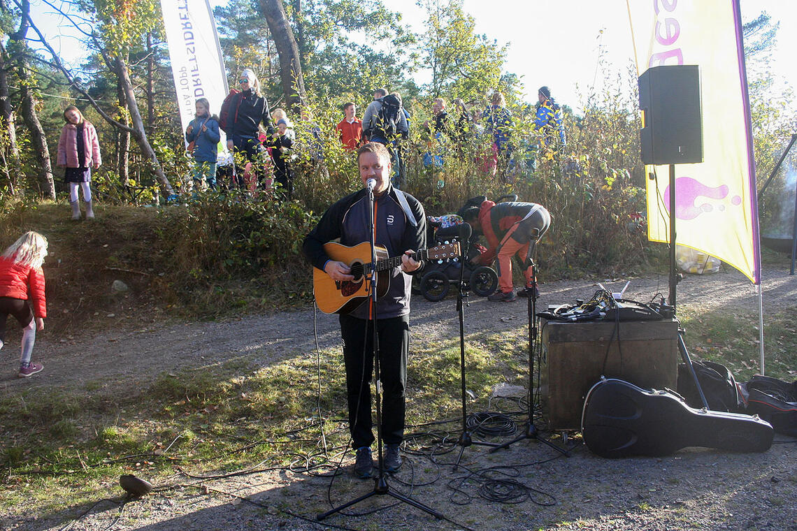 Det var sang og musikk ved Vaffelbua da Kristiansand Ti på Topp ble avsluttet for sesongen. (Alle foto: Sverre Larsen)