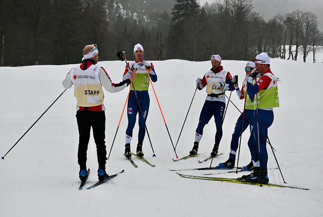 Hans Kristian Stadheim (til venstre) og Jostein Vinjerui (midten) er trenere for det britiske langrennslandslaget fram mot vinterens OL i Beijing. (Foto: privat)