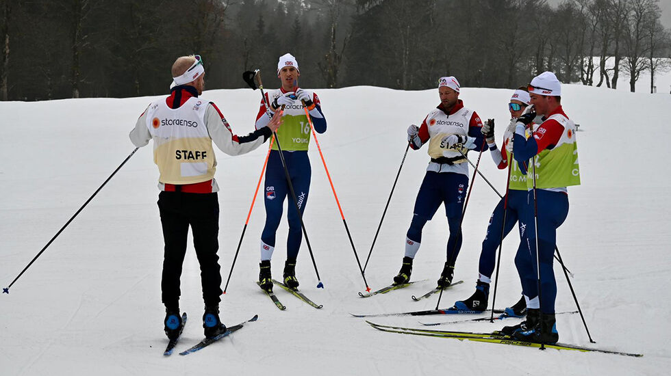 Hans Kristian Stadheim (til venstre) og Jostein Vinjerui (midten) er trenere for det britiske langrennslandslaget fram mot vinterens OL i Beijing. (Foto: privat)