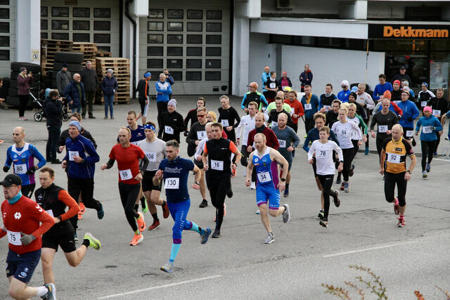 Starten på 10 km på det første løpet i 2020 da det var puljestart