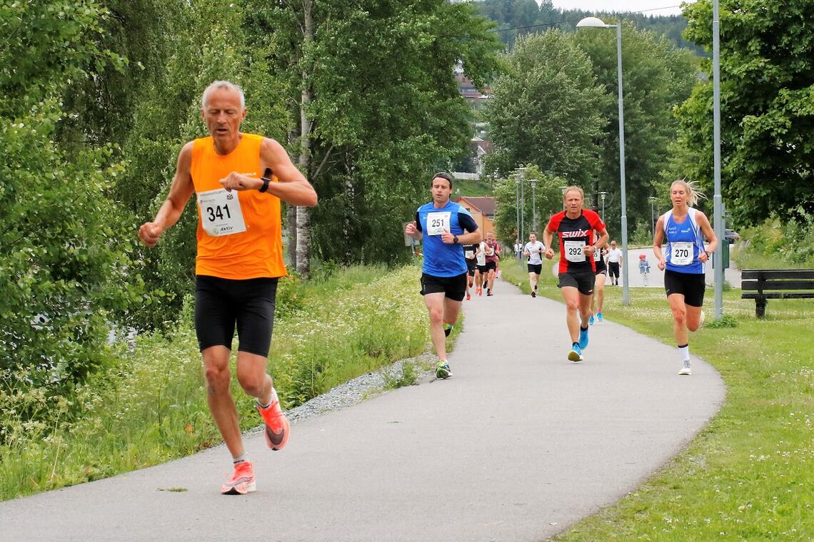 Per Vidar Fjeld har vært foran skjema hele denne løpsesongen. Her sjekker han tida under Sentrumsgateløpet på hjemmebane på Kongsvinger i juni. (Foto: Trond Hansen)