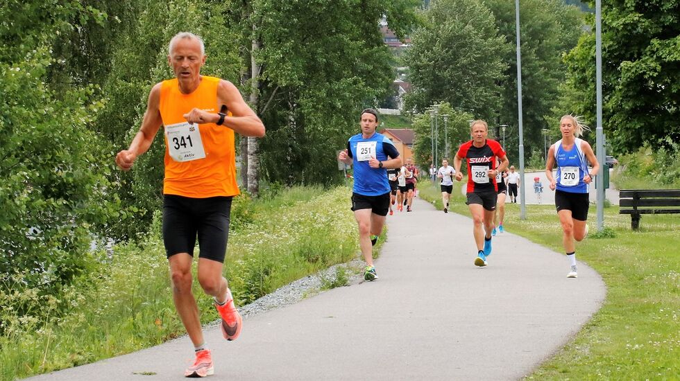 Per Vidar Fjeld har vært foran skjema hele denne løpsesongen. Her sjekker han tida under Sentrumsgateløpet på hjemmebane på Kongsvinger i juni. (Foto: Trond Hansen)