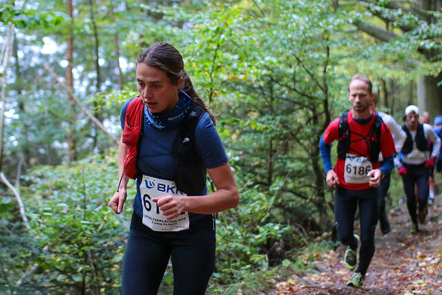 Ronya Solberg blir beste kvinne. Her er hun på vei gjennom den første delen av Permisjonsstien. (Alle foto: Arne Dag Myking)