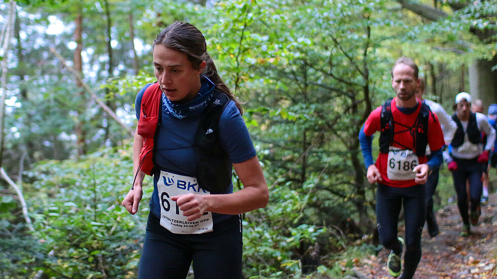 Ronya Solberg blir beste kvinne. Her er hun på vei gjennom den første delen av Permisjonsstien. (Alle foto: Arne Dag Myking)