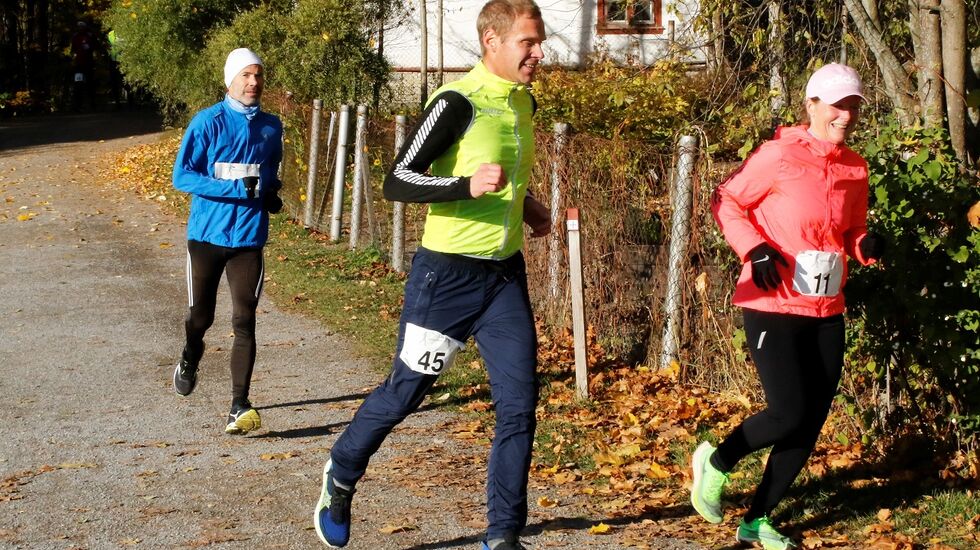 Jo Reistad i roligere tempo under Hamar Backyard Ultra 50K på lørdag. Her sammen en Bente Langøigjelten, en av få men driftige arrangører av Hamarkarusellens vintertilbud. (Foto: Rolf Bakken)