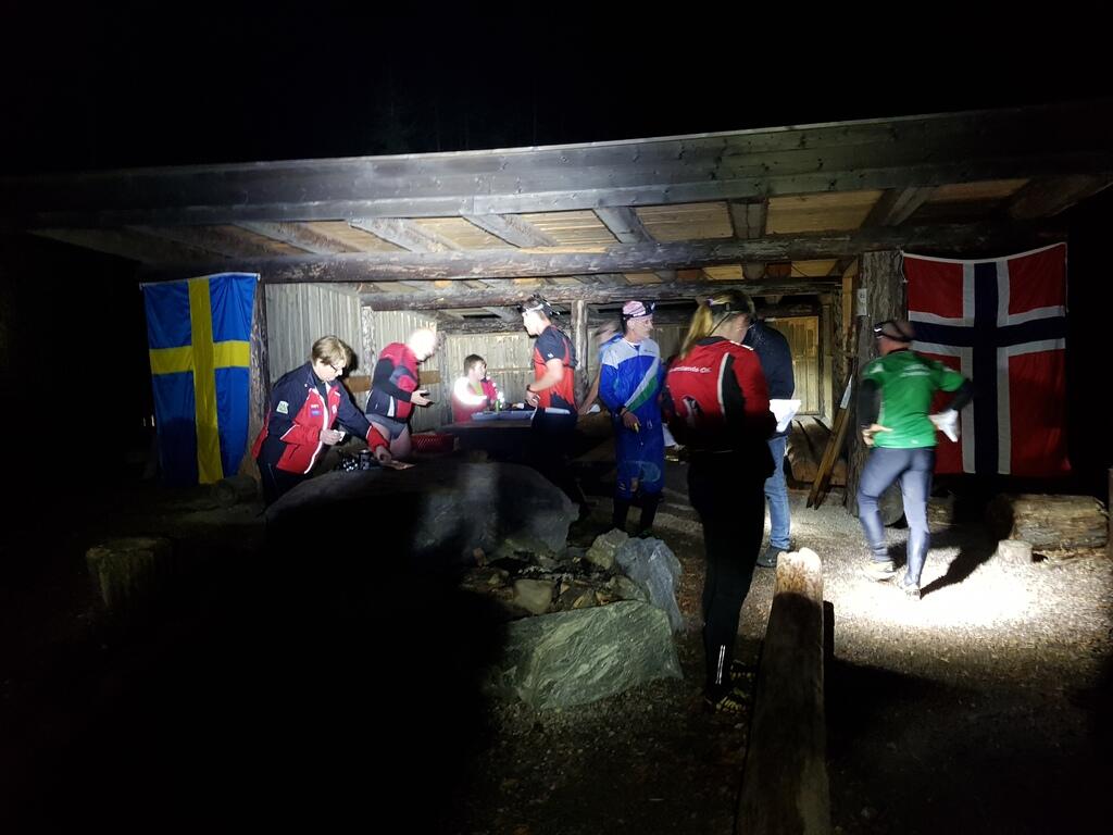 Tidtakerbu med løpere som registrerer spemplingsbrikken etter målgang