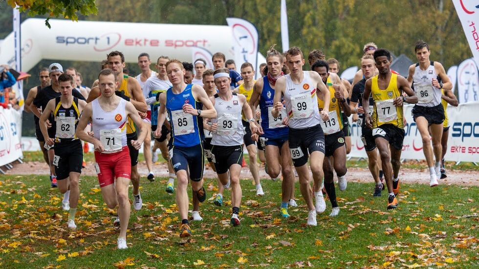 Starten går for herrene under NM i Frognerparken. Bjørnar Sandnes Lillefosse (71) fra Gular tok en imponerende seier til slutt. Nå skal han snart til Nordisk mesterskap. (Foto: Samuel Hafsahl)