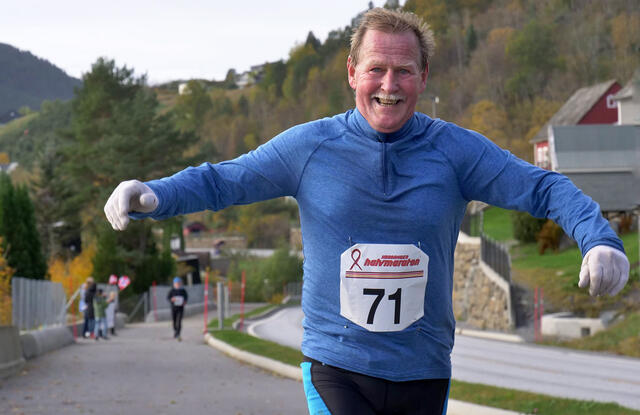 Det var god stemning i løypa under Hardanger Halvmaraton. Her ved Svein Flatøy i klasse 60-69 år. (Foto: Magnus Hisdal, Hardangerfjord Media)