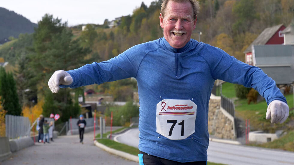 Det var god stemning i løypa under Hardanger Halvmaraton. Her ved Svein Flatøy i klasse 60-69 år. (Foto: Magnus Hisdal, Hardangerfjord Media)