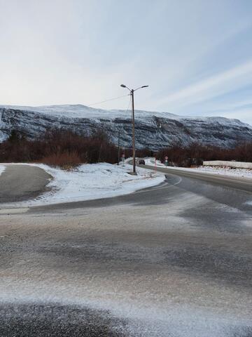 Bilde av gatelys ved E-6 i Lakselv som er avskrudd