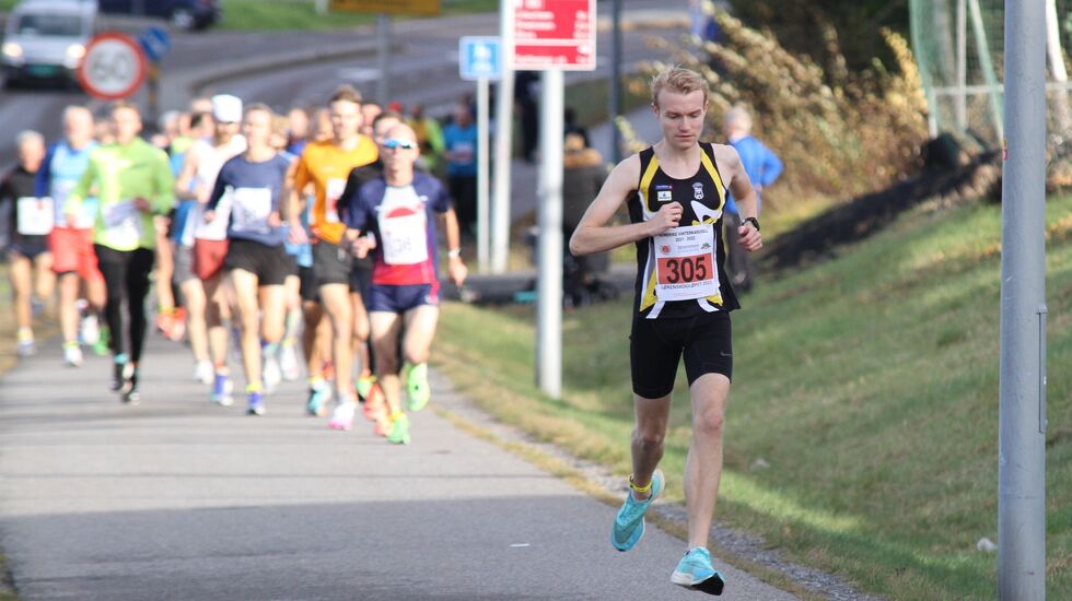Even Bentzen Løvås stakk fra konkurrentene umiddelbart, og vant halvmaraton suverent på 1:13:43. (Foto: Olav Engen)