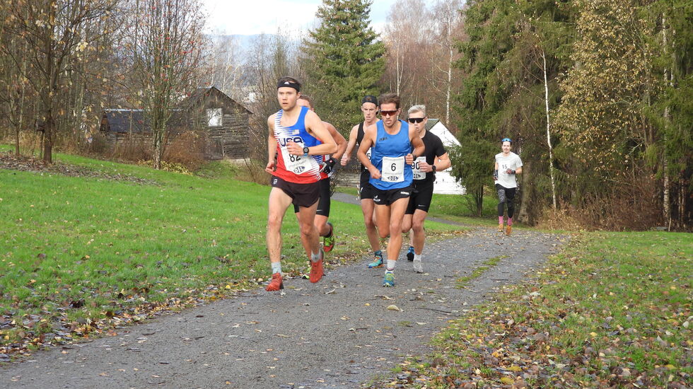 Tetgruppa etter 3 km (fra venstre) Sjur Prestsæter, Ulrik Lolland (delvis skjult), Magnus Torp Antonsen, Ola Korbøl og Martin Galleberg med Thor Emil Kvernevik et stykke bak. (Foto: Stein Arne Negård)