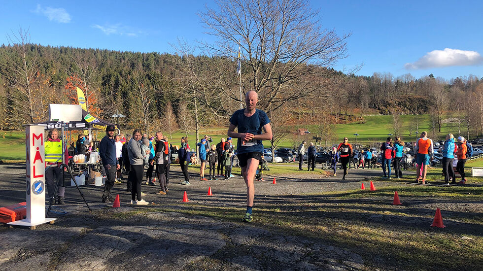 Vinneren Bjørn Egeberg går uanfektet i mål til klar seier (Foto: Lommedalen Rundt)