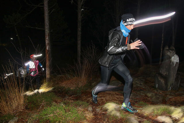 Løypen i Silva Night Run gikk både på grusveier og i terrenget, her er det terrenget i nærheten av Revurtjern som forseres. Sylwia Kaczmarek tar bakken i gode klyv. (Foto: Arne Dag Myking)
