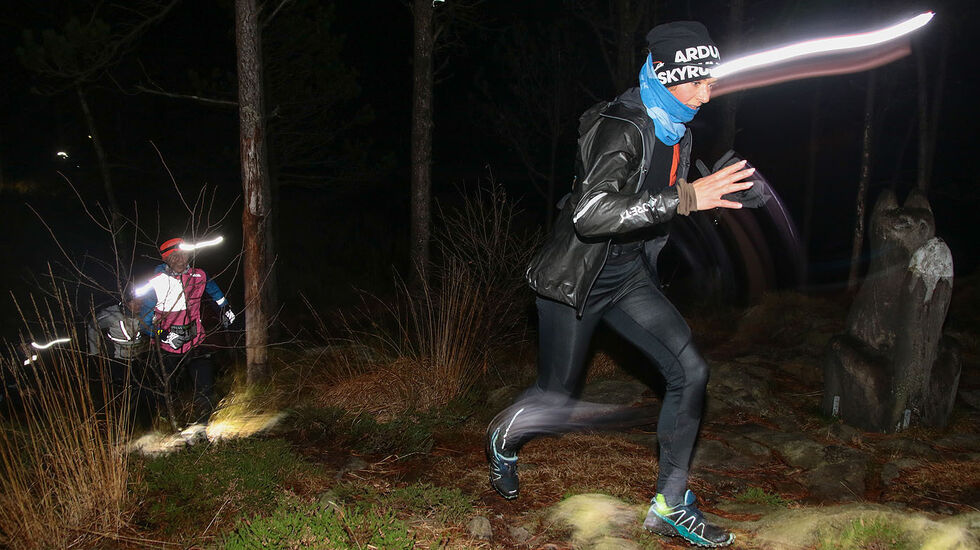 Løypen i Silva Night Run gikk både på grusveier og i terrenget, her er det terrenget i nærheten av Revurtjern som forseres. Sylwia Kaczmarek tar bakken i gode klyv. (Foto: Arne Dag Myking)