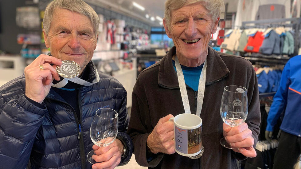 Superveteraner og treningskamerater som begge representerer Lillehammer Skiklub, fra venstre Steinar Brekke og Åge Magne Ludvigsen hentet også sine medaljer og premier fra Sørdalskarusellen samtidig. Foto Finn Olsen.