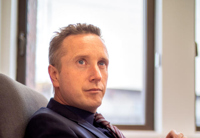 NRKs sjakkekspert Torstein Bae er jurist og arbeider til daglig som leder av internrevisjonen i Flyktninghjelpen. (Foto: Wikipedia)
