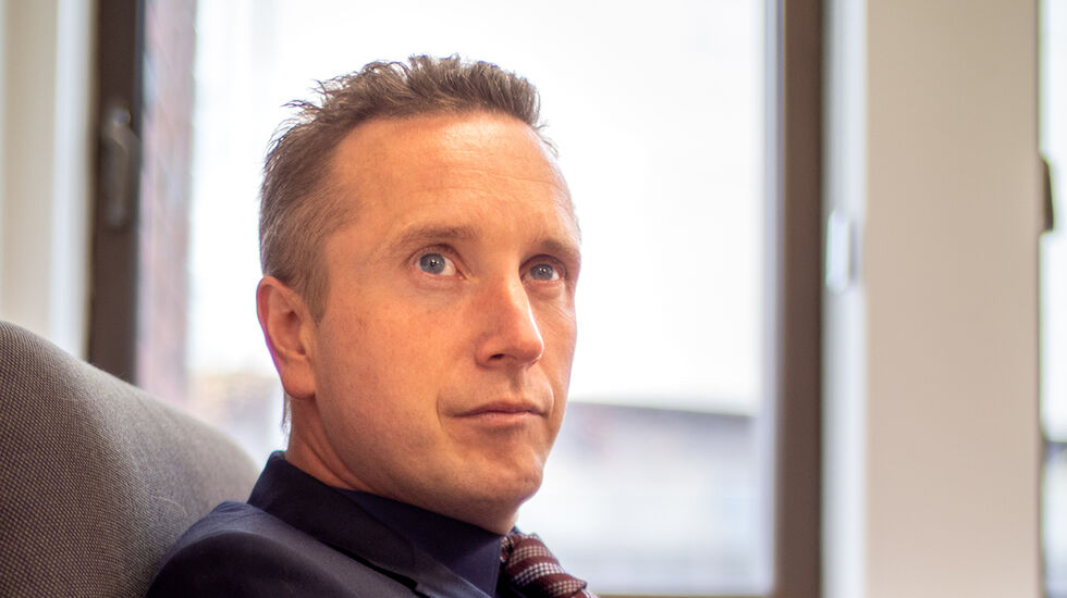 NRKs sjakkekspert Torstein Bae er jurist og arbeider til daglig som leder av internrevisjonen i Flyktninghjelpen. (Foto: Wikipedia)
