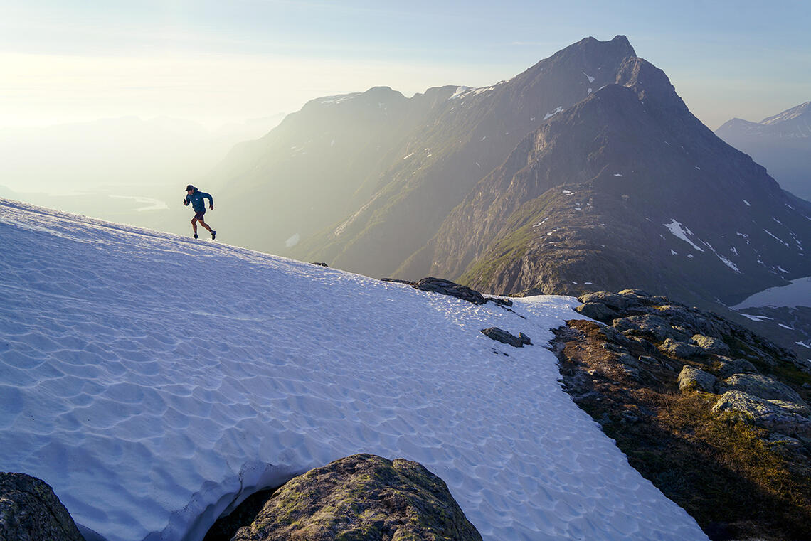 I sitt nye heimland har Kilian Jornet funnet magiske fjell å utforske både sommers og vinters tid. (Foto: Kilian Jornet)